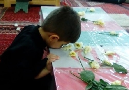 بوسه عاشقانه کودک خردسال بر تابوت شهید غواص + تصاویر