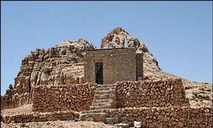 توزیع سه هزار پرس آش نذری در امامزاده حمزه عرب (ع) شهرستان بیجار