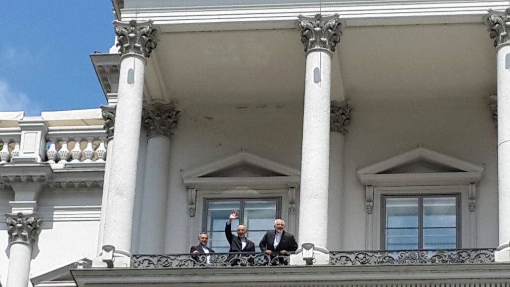 گفتگوی ظریف از بالکن هتل کوبورگ با خبرنگاران: تا هر زمان لازم باشد می&zwnj;مانیم/ مهمترین موضوعات هنوز حل نشده اما مذاکرات در حال پیشرفت است