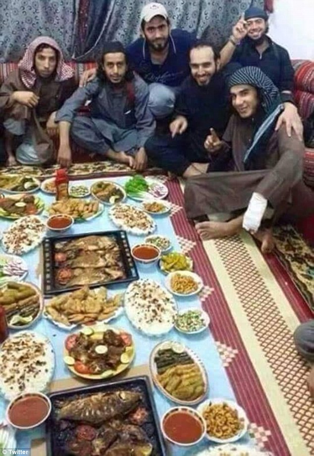 سفره&zwnj;های مجلل افطار داعشی&zwnj;ها + تصاویر