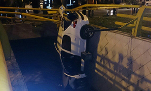 سقوط خودرو پژوبه زیر گذرعابر پیاده در مشهد