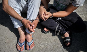سارقان، نگهبانان را با اسلحه ساکت می کردند