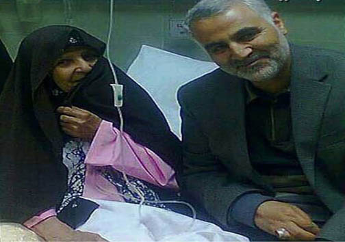 حاج قاسم در کنار مادر یک شهید+عکس