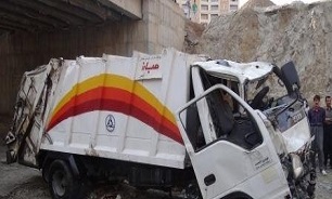 دو زخمی بر اثر سقوط یک دستگاه كامیون حمل زباله در سنندج