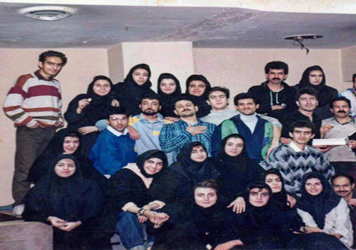 عکسی از دوران دانشجویی بیژن بنفشه&zwnj;خواه، مژده شمسایی، پانته&zwnj;آ بهرام و الگو خانم &laquo;پایتخت&raquo;