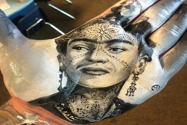 چهره هایی که در کف دست نقش بستند