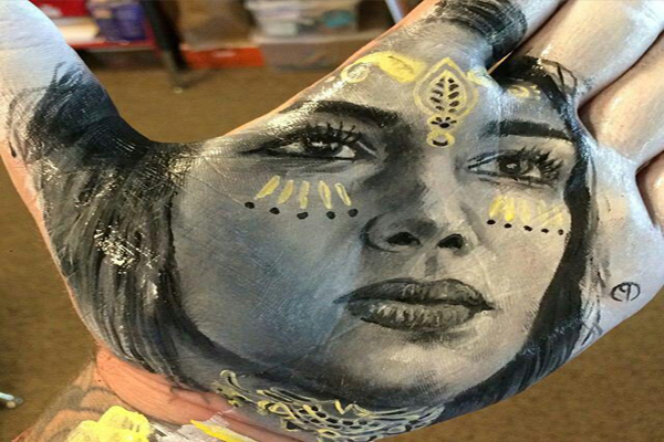 چهره هایی که در کف دست نقش بستند