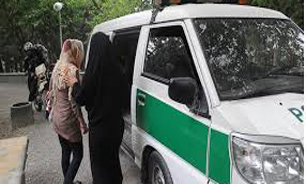 برخورد نیروی انتظامی با مانتوهای شیشه‌ای
