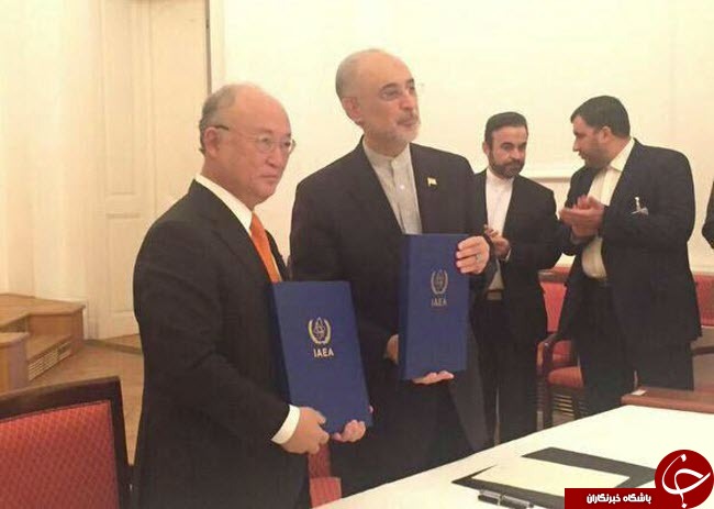 لحظه امضای  نقشه راه هسته&zwnj; ای ایران با آمانو