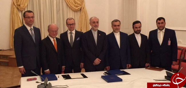 لحظه امضای  نقشه راه هسته&zwnj; ای ایران با آمانو