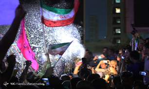 کف و سوت جوانان پایتخت برای وزیر خارجه/  طنین انداز شدن صدای بوق ماشین&zwnj;ها در میدان صادقیه/ وزیر خارجه همانند لیونل مسی یک گل سرنوشت ساز زد