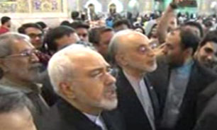حضور ظریف در حرم مطهر رضوی پس از بازگشت از وین + فیلم