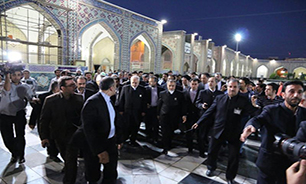 شوق و شعف زائران بارگاه رضوی با مشاهده وزیر امور خارجه