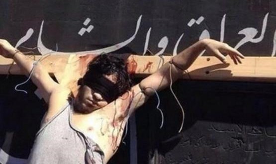 داعش ۸ نفر را به جرم روزه خواری به صلیب کشید