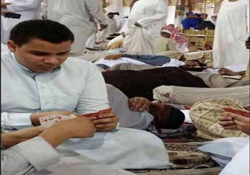 قمار این بار در مسجد النبی+ عکس
