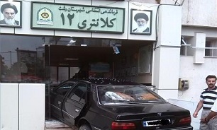 تصادف عجیب راننده خانم در رشت/ خودرو پژو پارس وارد کلانتری شد