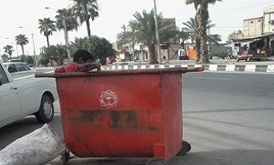 کودکی که کودکی خود را در سطل آشغال جستجو می کند