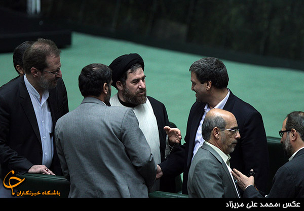 تجمع نمایندگان گرد اعضای هیئت دولت حاضر در صحن علنی