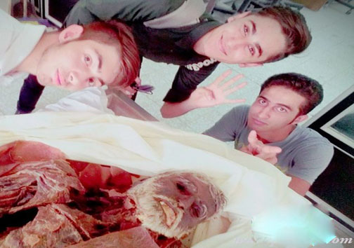 عکس یادگاری دانشجویان پزشکی با جسد در سالن تشریح!