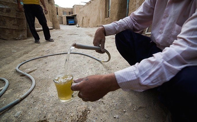 تصاویری از آب آشامیدنی روستایی که همرنگ شیرکاکائو&zwnj; ست!