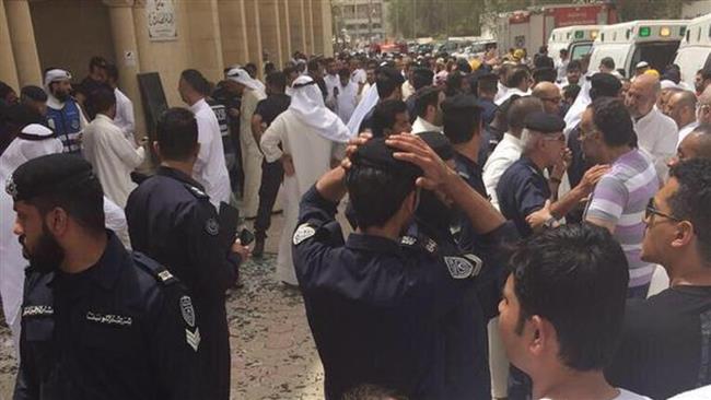 انفجار در مسجد شیعیان در کویت بیش از 20 شهید و زخمی بر جای گذاشت/ بازدید امير کويت از محل انفجار+ تصاویر