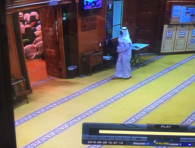 لحظه ورود عامل انتحاری حمله به مسجد کویت + تصاویر