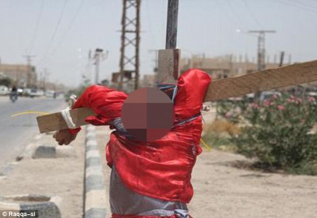 داعش اجساد دو جاسوس را کنار جاده به صلیب کشید + تصاویر