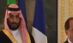 رفتار غیرعادی وزیر دفاع سعودی در حضور رئیس‌جمهوری فرانسه + فیلم