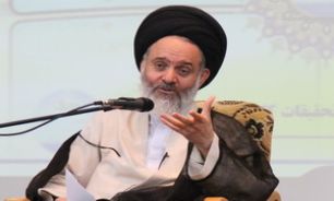 مراقب دشمنان و معاندان به حوزه‌های علمیه باشید