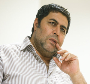 فرهاد اصلانی زنگ افتتاح نمایش «پپرونی برای دیکتاتور» را می‌زند
