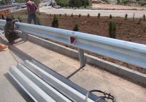 نصب4.5 کیلومتر گاردریل درمحور سلفچگان ـ ساوه