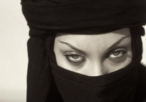 وعده ازدواج با زنان زیبا و خودروی لوکس