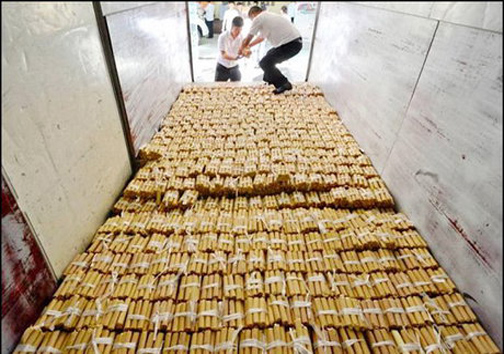 4000 کیلوگرم سکه برای خرید خودرو+عکس