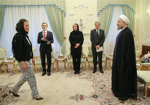 پوشش زننده زن ایتالیایی در دیدار با روحانی+تصاویر
