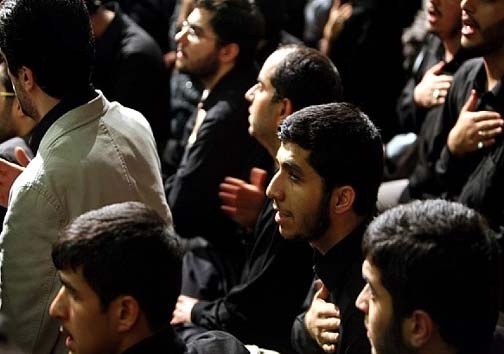 سلفی پسر احمدی&zwnj;نژاد با برج ایفل صحت دارد؟ + عکس