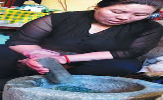بانوی تولید کننده رنگهای طبیعی در تلاش برای حفظ این هنر باستانی