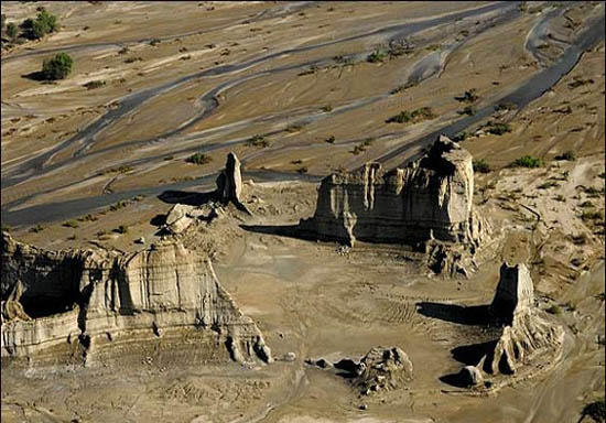 درخشش کوه&zwnj;های مینیاتوری در جاده چابهار