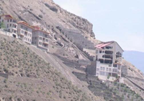 ساختمانهایی که از پایه ویرانند!