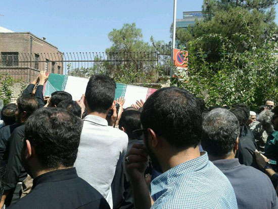 پیکر پاک دوتن از شهدای گمنام در تهران ،از مقابل مسجد امام صادق(ع) تشییع شد+تصویر