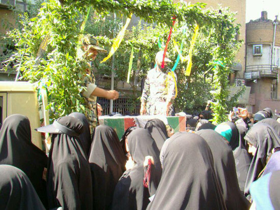 پیکر پاک دوتن از شهدای گمنام در تهران ،از مقابل مسجد امام صادق(ع) تشییع شد+تصویر