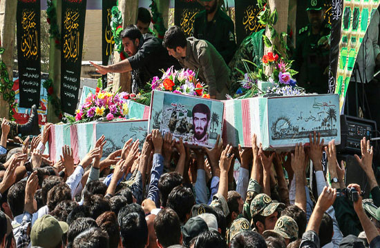 ملت ایران در روز تشییع پیکر شهدا گل کاشتند+ تصاویر ملت ایران در روز تشییع پیکر شهدا گل کاشتند+ تصاویر