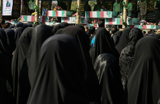 ملت ایران در روز تشییع پیکر شهدا گل کاشتند+ تصاویر ملت ایران در روز تشییع پیکر شهدا گل کاشتند+ تصاویر
