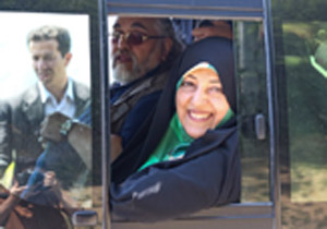خانم رئیسی که برای بازدید مناطق‌ سیل‌زده از ماشینش پیاده نمی‌شود