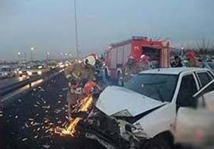 نجات مصدومان گرفتار در خودروها به همت آتش نشانان کرمان