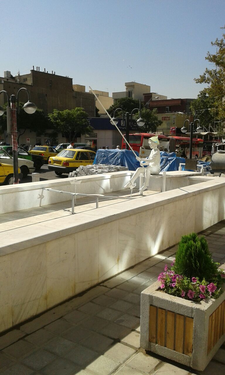 میدانی تاریخی که محل استراحت کارتن خواب ها شده است