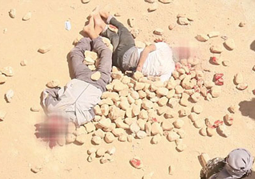 مجازات دو جوان به سبک داعش +عکس
