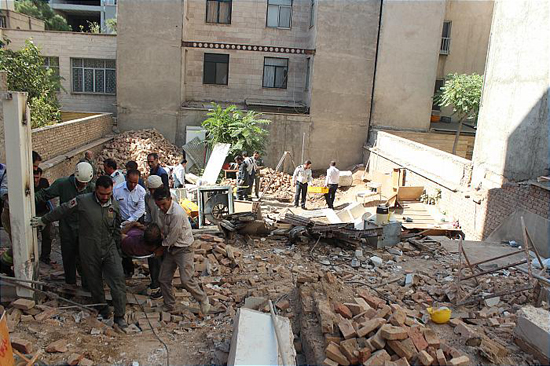 سقوط کارگر جوان به چاه 2 متری + تصاویر