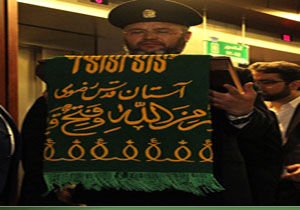 اهتزاز پرچم متبرک امام رضا(ع) برسر زائران مسجد مقدس جمکران
