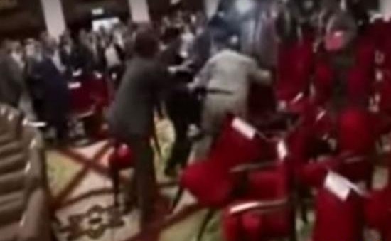 رینگ نبرد با صندلی در کنفرانس آزادسازی الانبار! + عکس
