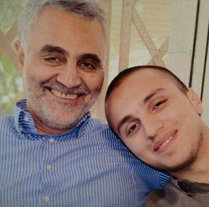 تکیه بر شانه&zwnj;های حاج قاسم + عکس